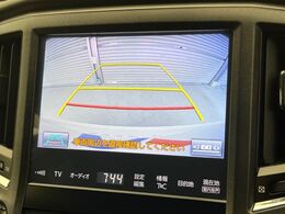 【バックカメラ】駐車時に後方がリアルタイム映像で確認できます。大型商業施設や立体駐車場での駐車時や、夜間のバック時に大活躍！運転スキルに関わらず、今や必須となった装備のひとつです！