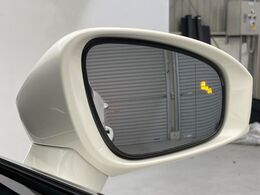 【ブラインドスポットモニター】走行中、ドアミラーの死角になりやすい箇所に後続車が接近するとサイドミラーのレンズに警告を表示！ドライバーに注意喚起をしてくれます。