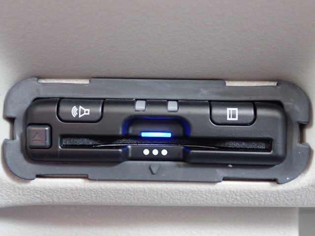 ■【ETC車載器】が装備されています。セットアップをしてお渡しとなり、ETCカードを差し込むだけで高速道路の利用が可能です。