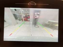 【バックカメラ】運転席から画面上で安全確認ができます。駐車が苦手な方にもオススメな便利機能です。