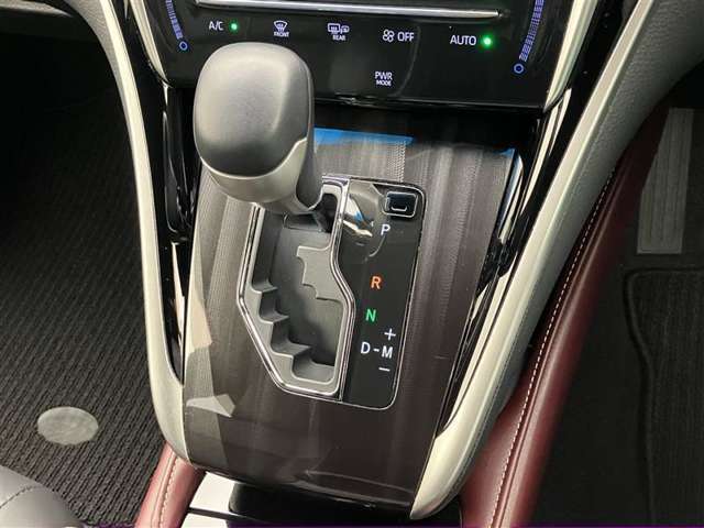 こちらのシフトは、車両にマッチしたデザインになっています！握りやすく、操作し易い配置になっていますので、いつも触れるシフトだからこそ、大切ですね！