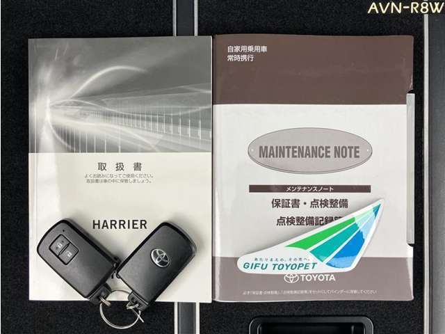 車両取扱説明書と整備記録簿（メンテナンスノート）が付いています。メンテナンスノートには、整備内容・走行距離等が記載されていますので安心ですね！尚、ナビ取扱説明書は欠品となっております。