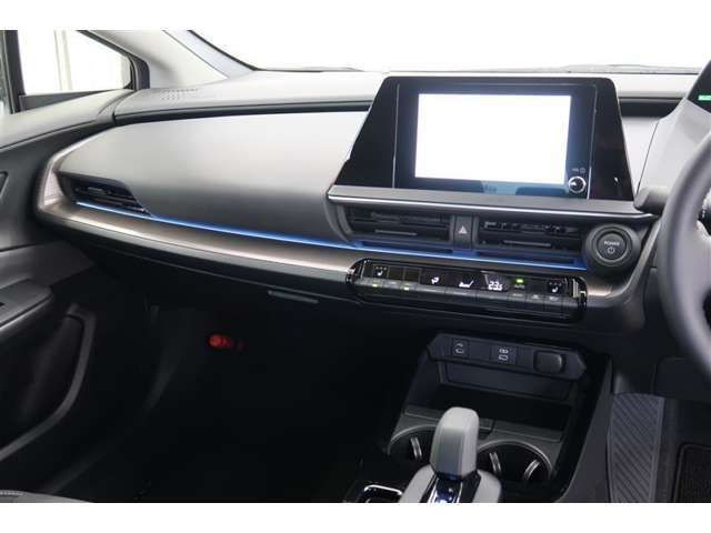 【まるまるクリーニング】内装工程では、中古車を気持ちよくお乗りいただけるよう清掃しております。シートの洗浄はもちろん、ニオイの元となるフロアカーペットまで洗浄・消臭を実施。
