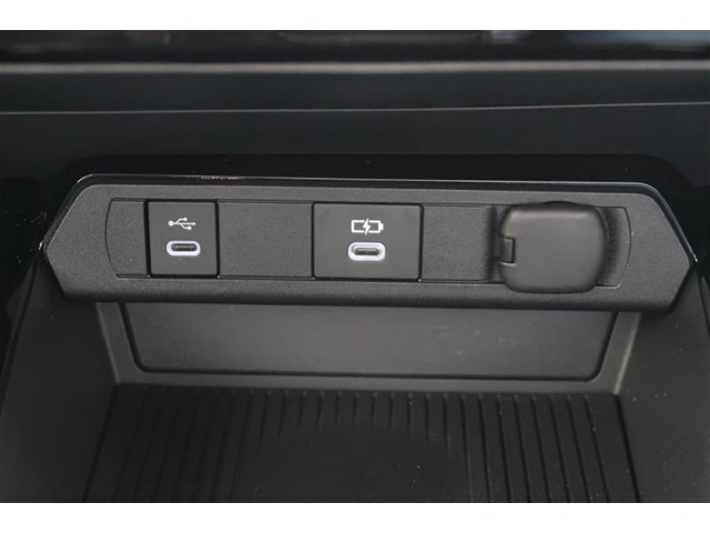 【アクセサリーソケット】12Vのカー用品等の電源供給が可能です。