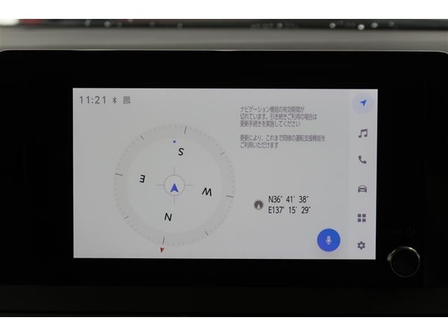【ディスプレイオーディオ】スマホをクルマとつなぐだけで、おなじみのアプリをディスプレイオーディオ上で気軽に使えるようになります。ハンズフリー通話や各種機能を音声操作できるので、運転中でも安心♪