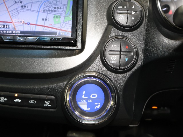フルオートエアコンが装備されています！お好みの温度設定をするだけでエアコンの風量やモードの切り替えを自動でコントロールしてくれます！ユーザーの操作が少なく燃費走行にもつながります！