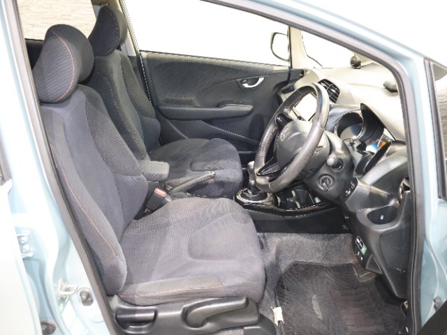 全ての座席で皆様に快適におくつろぎいただけるよう膝周りにゆとりを持たせ、心地よく座れるよう設計されています！！