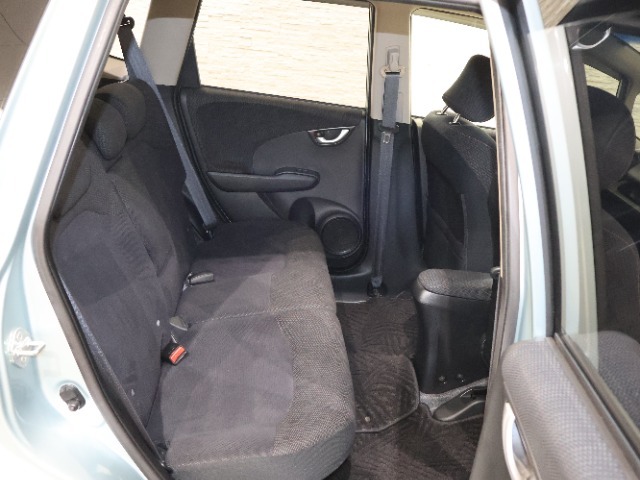 2列目シートも足元はゆったりしており快適にお座り頂けます！チャイルドシートの取り付けにも対応しており、後部座席にお乗りの方も楽しく広々と使用できます！！