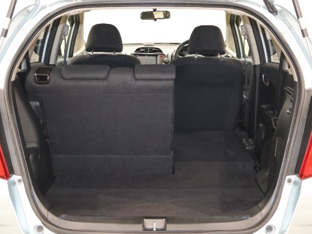 簡単に収納できる後部座席！大空間が出現します！シートアレンジが多彩な点も特徴です！レジャー用品も積み込めます！