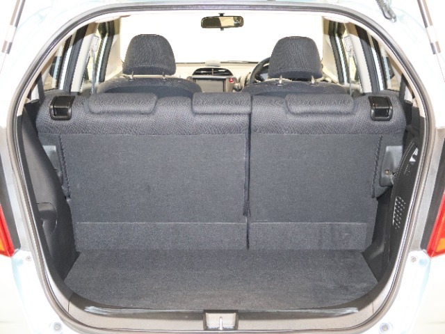 大口なテールゲートは活用の幅を広げてくれます！幅広、低い床面で大きな荷物の出し入れが簡単になります！日々のショッピング、レジャー等、生活を一段上のものにしてくれます！