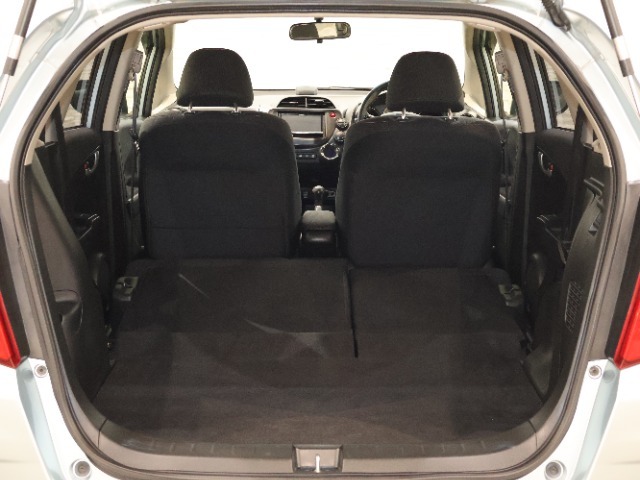 2列目シートを倒すと、広々としたラゲッジスペースが生まれます！大きな荷物や長い荷物も簡単に収納することができます！