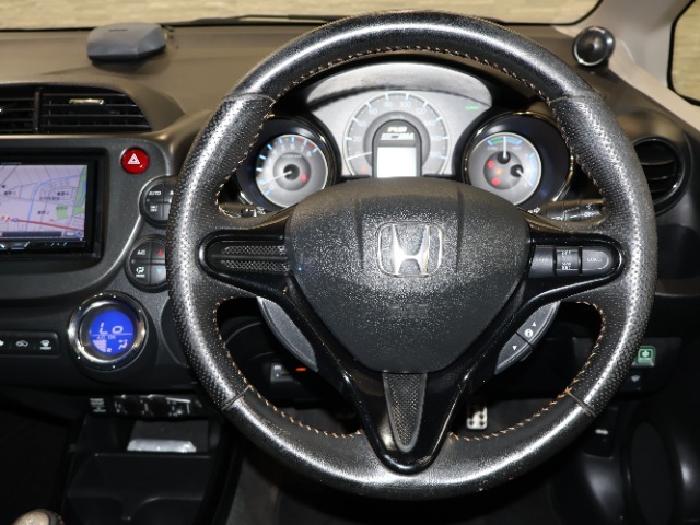 クルーズコントロールが装備されており、速度設定をするだけで一定の速度で自動走行が可能！！一定速度の走行なので燃費の向上やアクセルペダルを踏む必要が無いので長距離ドライブが快適になります！！