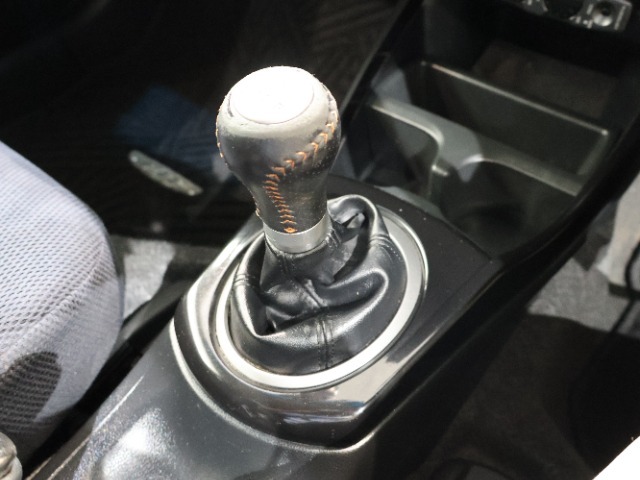 6速MTのお車です♪直感的な操作を楽しむことができます！