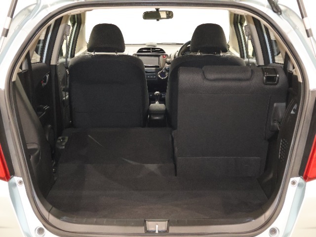 簡単に収納できる後部座席！大空間が出現します！シートアレンジが多彩な点も特徴です！レジャー用品も積み込めます！