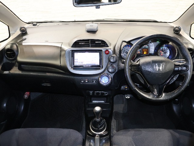 操作性に優れた運転席となります！小物入れや各ボタンの配置にこだわり、使いやすいです！座り心地もよく視認性も良好なのでロングドライブもお任せ下さい！