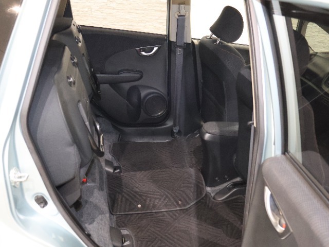 HONDA独自の機構！リアシートはチップアップ（跳ね上げ）することにより背の高い荷物も楽々積み込みすることが可能！！より空間を有効にするためにも大変便利なシートアレンジになります！！