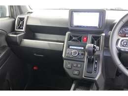 【まるまるクリーニング】内装工程では、中古車を気持ちよくお乗りいただけるよう清掃しております。シートの洗浄はもちろん、ニオイの元となるフロアカーペットまで洗浄・消臭を実施。