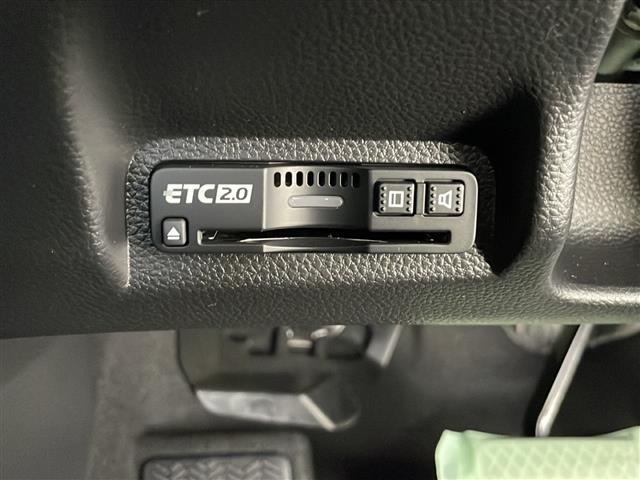 【ETC】有料道路を利用する際に料金所で停止することなく通過できる、ETC車載器（ノンストップ自動料金収受システム機器）が装備されています。セットアップを行うことで利用可能になります。