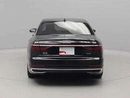 ライトストリップで接続された LED リヤコンビネーションライト