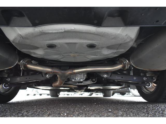 車両後方からの下回りです。マフラー防錆塗装や下回り防錆施工等も可能でございます。