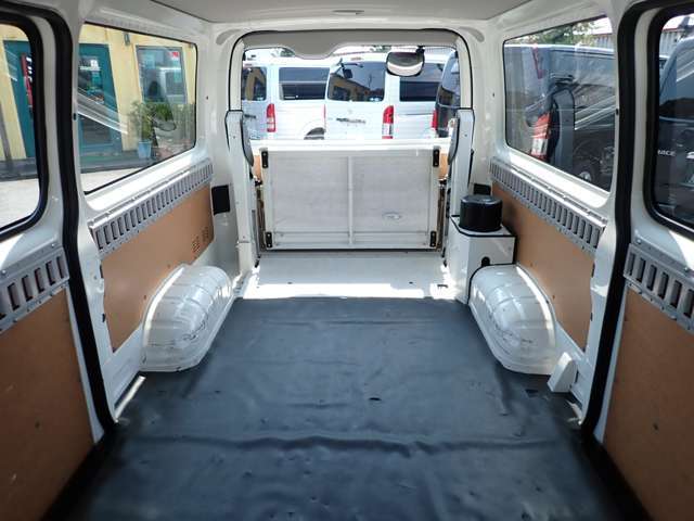 当店では、同一車種を複数台在庫しております。お電話で在庫確認の際は、車種名だけ告知いただいてもお車が特定できません。「年式・走行距離・ボディ色」の3項目も必ず教えてください。ご協力をお願い致します。