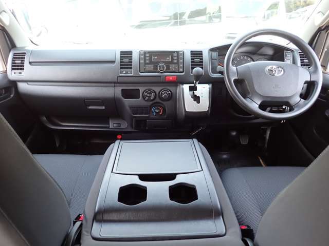6速AT/運転席エアバッグ/ABS/キーレス/イモビライザー/フロントエアコン/純正CDステレオ（CP-W66）/純正フロアマットが装備されています。