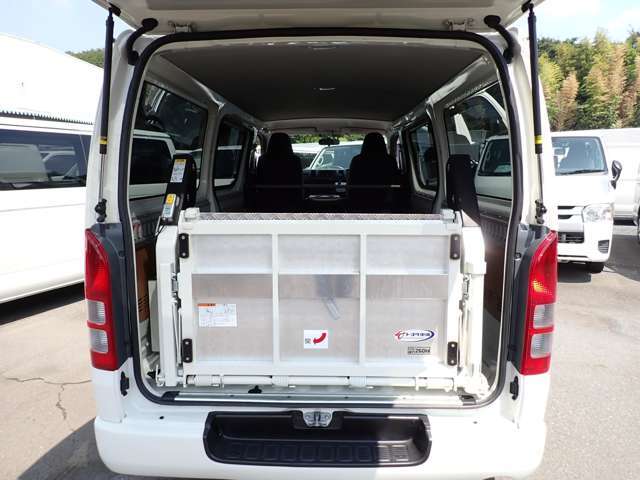 2017年9月登録/型式：CBF-TRH200V/4ナンバー（小型貨物車）/1年車検/2000cc/ガソリン車/2WD/5ドア/3人乗り/トヨタ車体パワーリフト付（最大昇降能力260kg）