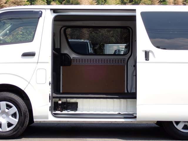 両側スライドドアです。車載工具＋専用ジャッキが装備されています。荷室の両側面にラッシングレールが装備されています。