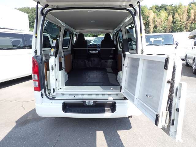 荷室内の高さは、中央のルームランプ下で1310mmです。プラットホームは横開きにもなるので、リフトを使用せずに荷物の出し入れが可能です。★こちらのパワーリフトは、荷物用です。車いす用ではございません。