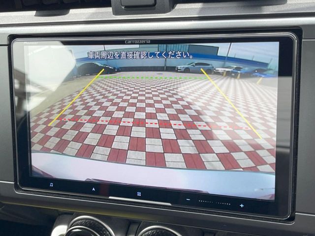 【バックカメラ】駐車時に後方がリアルタイム映像で確認できます。大型商業施設や立体駐車場での駐車時や、夜間のバック時に大活躍！運転スキルに関わらず、今や必須となった装備のひとつです！