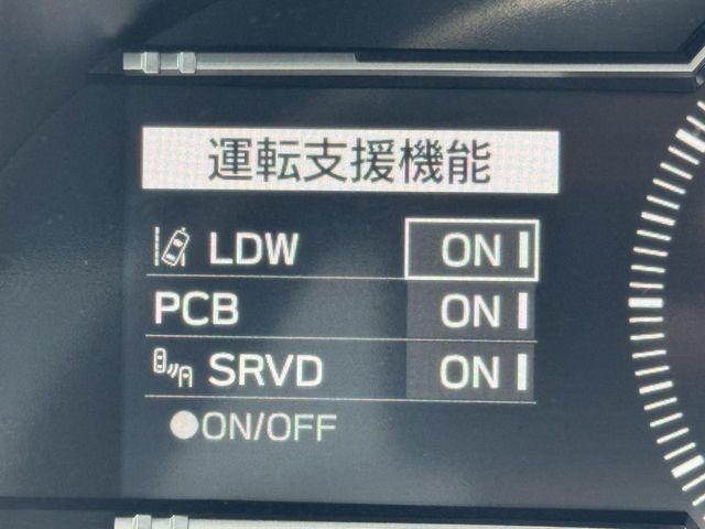 【リヤビークルディティクション】走行中、ドアミラーの死角になりやすい箇所に後続車が接近するとサイドミラー付近に警告を表示、ドライバーに注意喚起と、万一の際はハンドル操作をアシストをします。