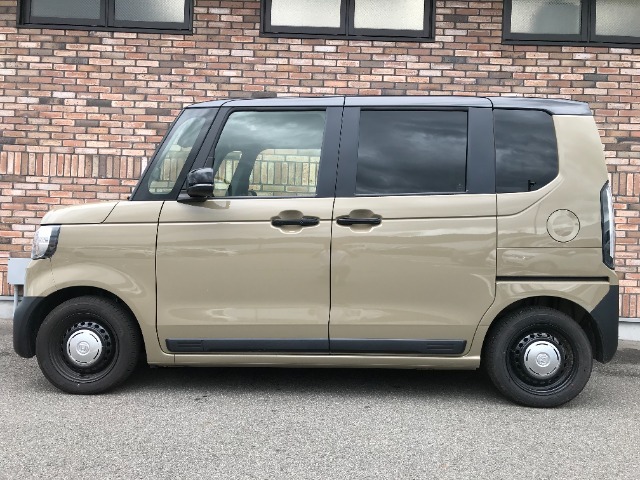 オプションになりますが、ボディーコーティングもご用意しております。新車の輝きに近づき、洗車などのお手入れも楽になりますよ。