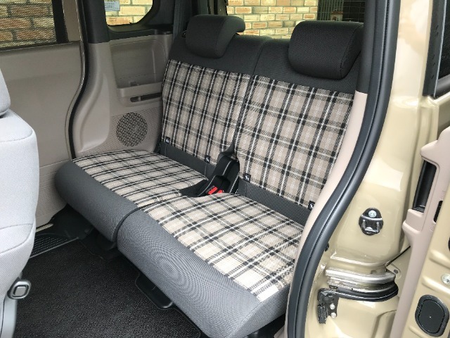 後席も広々！前席との距離や荷室の奥行きを、左右席で別々に調節できるスライドリアシートです。