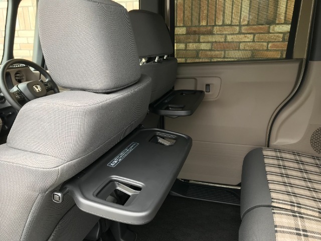 格納式シートバックテーブル付きです。休憩時のちょっとした小物置きとして便利です。