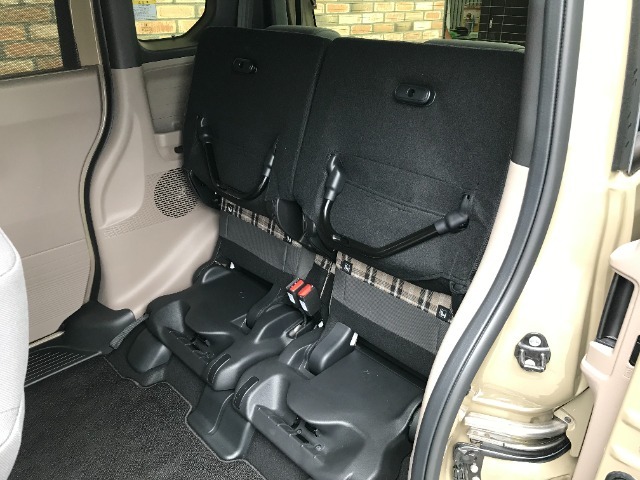 頭上にもゆとりのスペースがあり、お子さまのお着替えがのびのびできるのはもちろん、背の高い荷物もラクに積み込めます。