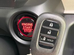 【Hondaスマートキー】カバンやポケットに入れたままでもドアの施錠・解錠が可能なスマートキーを装備。エンジンのオン・オフ時もカギを取り出す必要が無いからとっても便利です♪