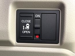 【パワースライドドア】スマートキーや運転席のスイッチでスライドドアの開閉が可能♪電動だから力を入れてドアを開ける必要が無く、小さいお子様でも、重い荷物を持っている時もラクに開け閉めできます♪