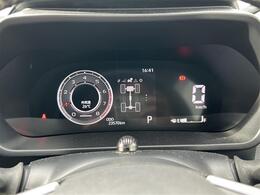 【ディスプレイ付きメーター】燃費や車両状態をスピードメーターの傍に表示することで、クルマの状況を把握しながらドライブできます。