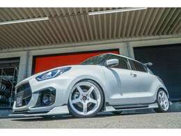 クールレーシングフルエアロ、ウィング、4本出しマフラーを装着しております！足回りにはブリッツ製車高調とホイールはアドバンレーシング、TC4の鍛造ホイールを装着しております！！