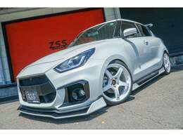 クールレーシングフルエアロ、ウィング、4本出しマフラーを装着しております！足回りにはブリッツ製車高調とホイールはアドバンレーシング、TC4の鍛造ホイールを装着しております！！