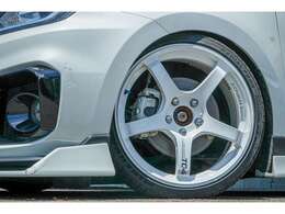 クールレーシングフルエアロ、ウィング、4本出しマフラーを装着しております！足回りにはブリッツ製車高調とホイールはアドバンレーシング、TC4の鍛造ホイールを装着しております！！