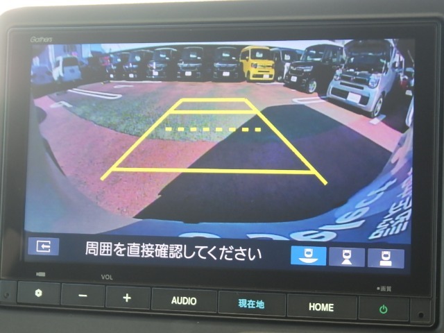 ★バックモニター搭載★ バック時目視しにくいクルマの周囲をカメラで映し出し、安全・安心駐車をサポート♪バックの苦手な方も後ろがハッキリ見えるので安心です☆