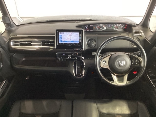 使いやすいレイアウトのダッシュボード周辺です。オートエアコンや小物入れなど嬉しい装備が満載です。