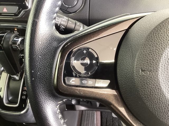 ステアリングにオーディオ操作スイッチが付いています。オーディオ画面に直接タッチしなくても操作が出来ますので、運転に集中できます。
