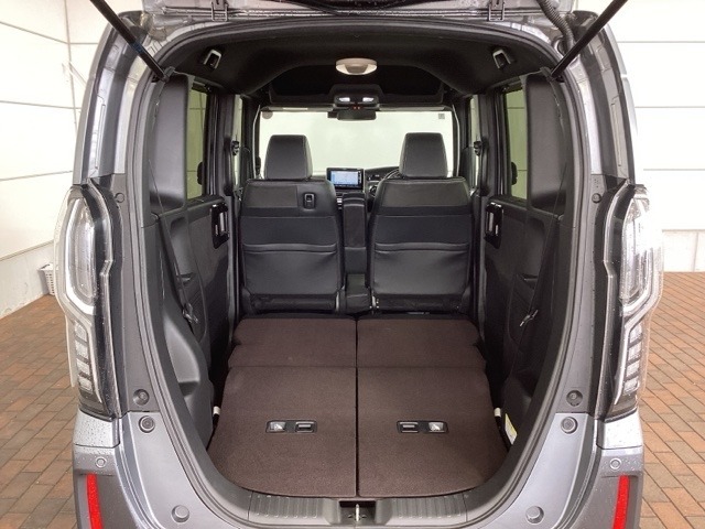 リアシートを倒すと、ラゲッジスペースを広くお使いいただけます！
