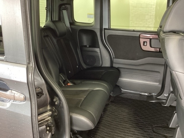 後席も余裕の広さ！ゆったりくつろげます！！