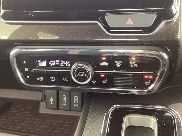 フロント両席にはシートヒーターが付いています！寒い日に便利な装備ですね。