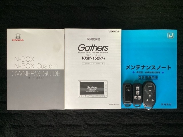 スマートキーは鍵をバッグに入れたままでもドアロックの開閉やエンジンのON・OFFができます。夜間や雨の日も鍵を探さなくて良いので便利です。