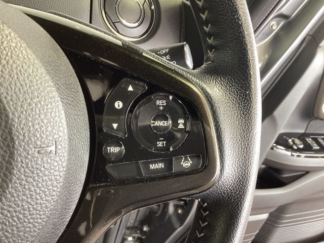 クルーズコントロールを装備しています。高速道路などで一定の速度で走ってくれるので運転が楽ですよ！速度を設定できますので、スピードの出しすぎにも注意できます。