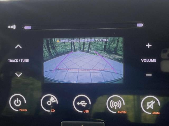 【バックカメラ】駐車時に後方がリアルタイム映像で確認できます。大型商業施設や立体駐車場での駐車時や、夜間のバック時に大活躍！運転スキルに関わらず、今や必須となった装備のひとつです！